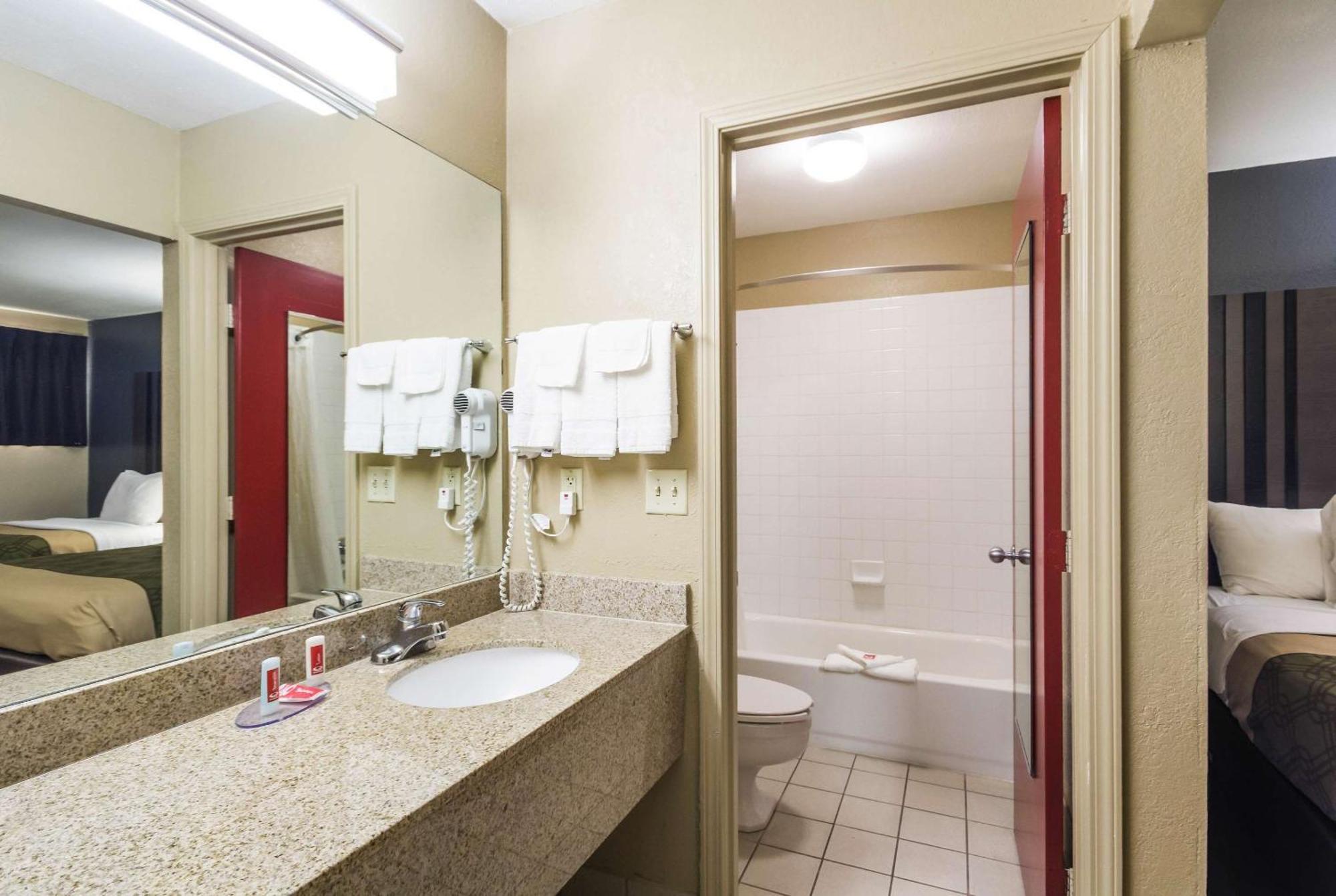 Econo Lodge Inn & Suites I-35 At Shawnee Mission Όβερλαντ Παρκ Εξωτερικό φωτογραφία