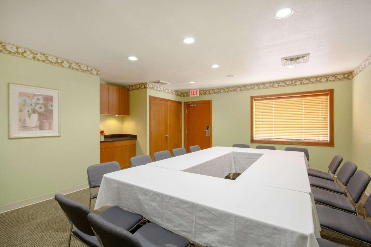 Econo Lodge Inn & Suites I-35 At Shawnee Mission Όβερλαντ Παρκ Εξωτερικό φωτογραφία