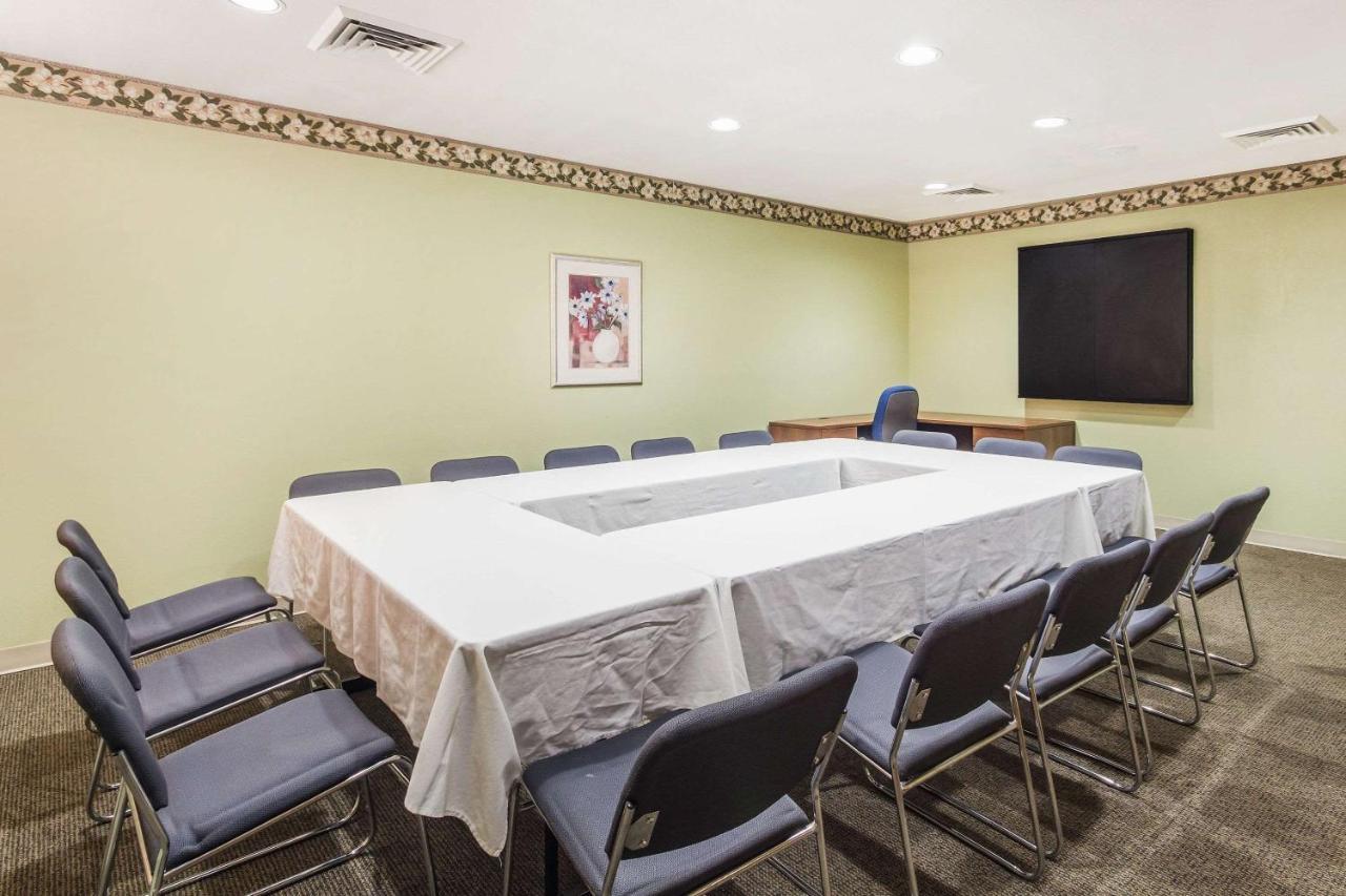 Econo Lodge Inn & Suites I-35 At Shawnee Mission Όβερλαντ Παρκ Εξωτερικό φωτογραφία